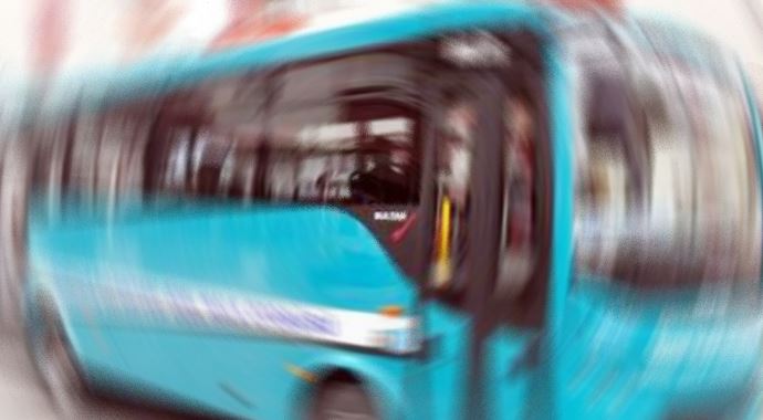 Halk otobüsü otomobille çarpıştı, 7 yaralı Halk otobüsü otomobille çarpıştı, 7 yaralı