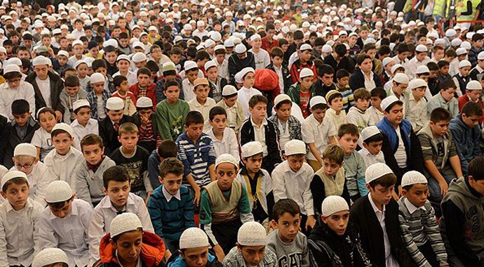Binlerce çocuk aynı anda namaza başladı Binlerce çocuk aynı anda namaza başladı