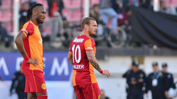 Rıdvan Dilmen'den Sneijder'e sert eleştiri, 'Olmuyor' Rıdvan Dilmen'den Sneijder'e sert eleştiri, 'Olmuyor'