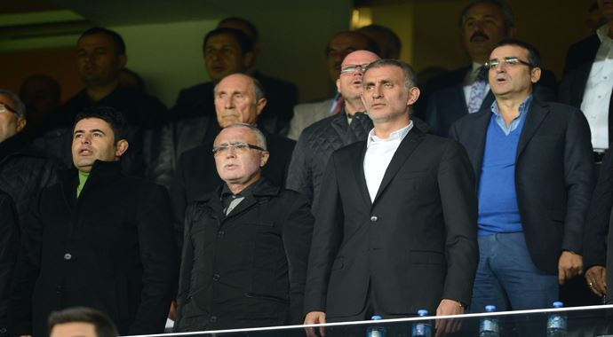 Trabzonspor Başkanı'nı taşladılar Trabzonspor Başkanı'nı taşladılar