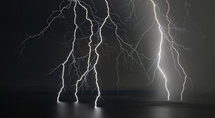 Nokia Lumia'yı yıldırımla şarj ettiler Nokia Lumia'yı yıldırımla şarj ettiler