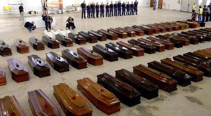 İtalya'da alabora olan teknede ölü sayısı 127 oldu İtalya'da alabora olan teknede ölü sayısı 127 oldu