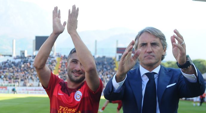 Mancini taraftarı selamladı