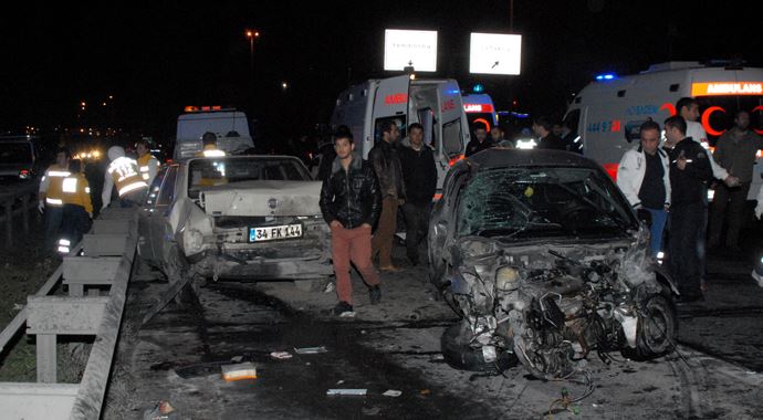 Ticari taksi polis ve sağlık ekiplerine çarptı, 2 ölü Ticari taksi polis ve sağlık ekiplerine çarptı, 2 ölü