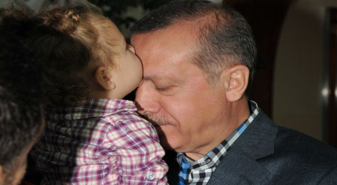 Başbakan Erdoğan torun hasretini Ela ile giderdi