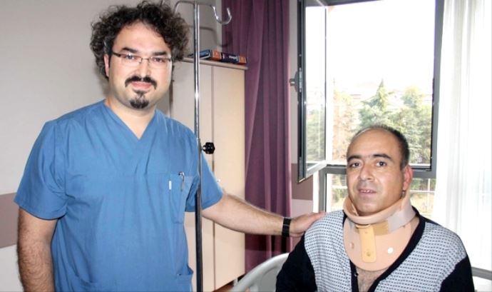 Öksürdü, boynunu kırdı 