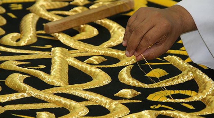 Kabe örtüsü ilmek ilmek dokunuyor Kabe örtüsü ilmek ilmek dokunuyor