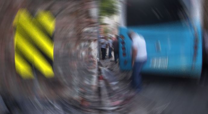 Freni boşalan halk otobüsü bahçe duvarıbna çarptı, 3 yaralı Freni boşalan halk otobüsü bahçe duvarıbna çarptı, 3 yaralı