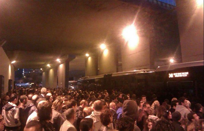 Metrobüs durağında mahşeri kalabalık