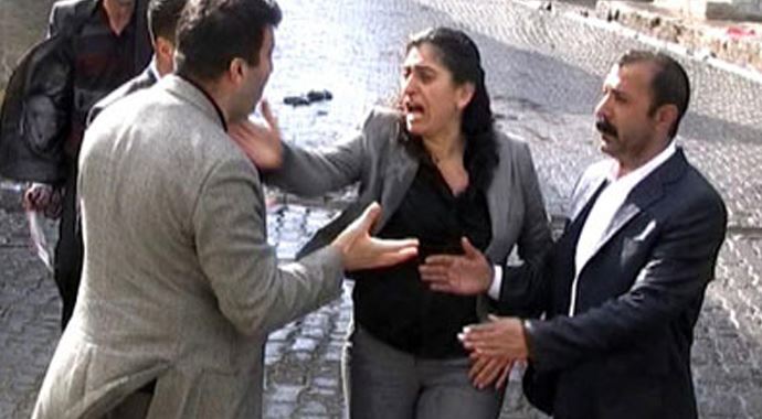 'Tokat' davasında aldığı tazminatı öğrencilere dağıttı 'Tokat' davasında aldığı tazminatı öğrencilere dağıttı
