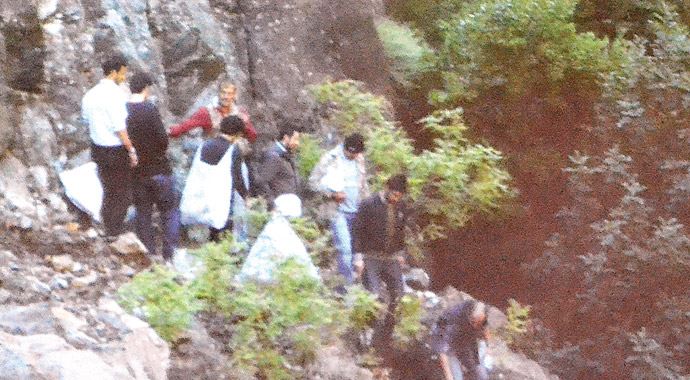 Amanoslar'dan çuval çuval esrar indirildi Amanoslar'dan çuval çuval esrar indirildi
