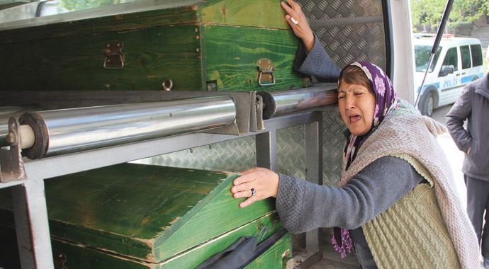 Teneke soba yüzünden bir gecede üç oğlunu kaybetti Teneke soba yüzünden bir gecede üç oğlunu kaybetti