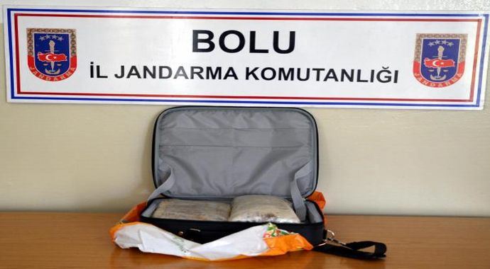 Bilgisayar çantasından esrar çıktı
