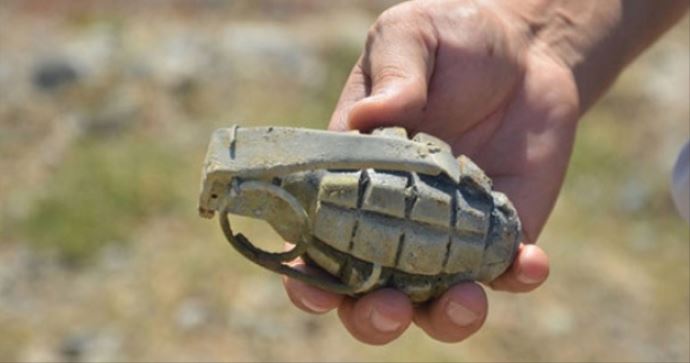 Polis akrebinin güzargahındaki bomba son anda fark edildi Polis akrebinin güzargahındaki bomba son anda fark edildi
