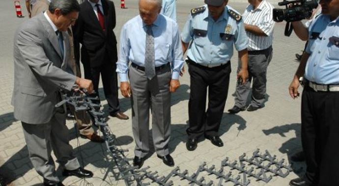 Dur ihtarına uymayan sürücüye çivili kapan uygulaması Dur ihtarına uymayan sürücüye çivili kapan uygulaması
