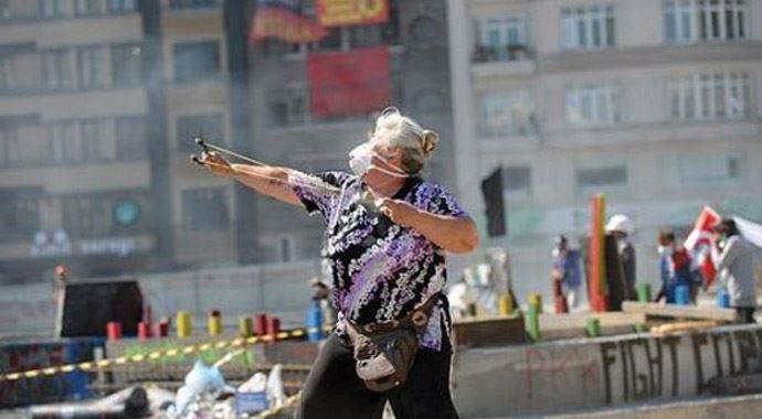 'Emine Teyze, sapanı kime atıyordu, kuş mu avlıyordu?' 'Emine Teyze, sapanı kime atıyordu, kuş mu avlıyordu?'