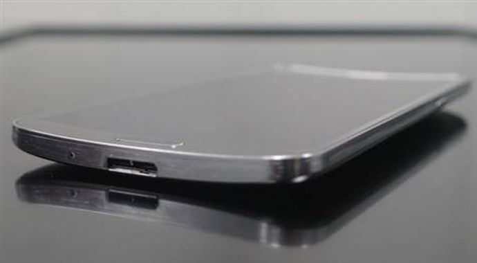 Samsung'un eğimli ilk akıllı telefon, Galaxy Round