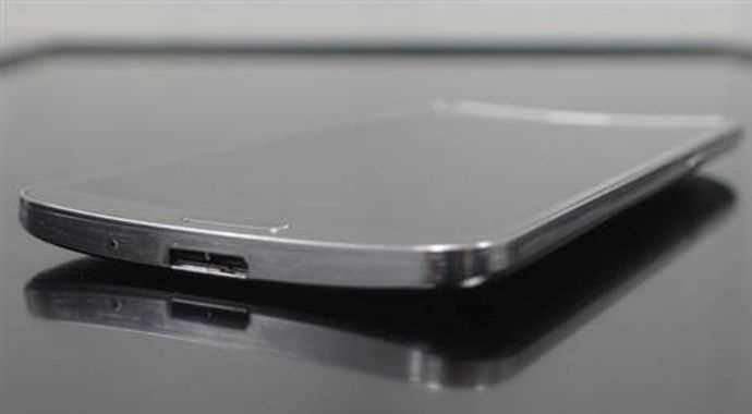 Samsung LG&#039;den önce davrandı, esnek ekranlı telefonunu tanıttı