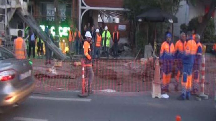 Etiler'de yol çöktü Etiler'de yol çöktü