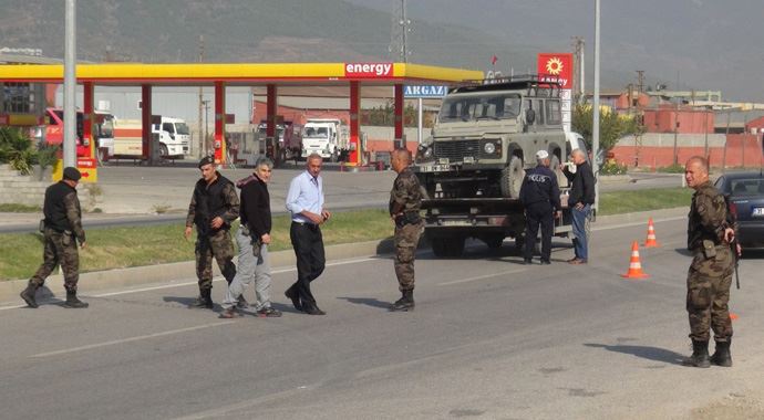 Polisleri taşıyan araç devrildi, 3 polis yaralı