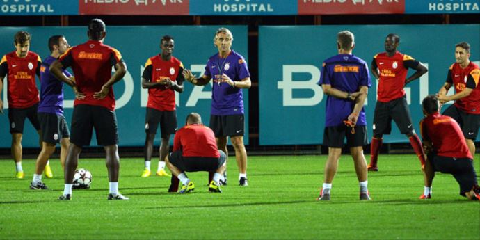 Mancini'den futbolculara: 'Geçmişi unutun, stres yapmayın' Mancini'den futbolculara: 'Geçmişi unutun, stres yapmayın'