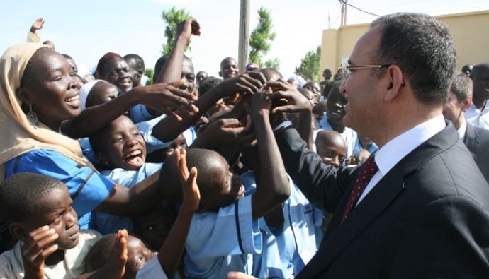 Bekir Bozdağ'dan Kamerun'da okul açılışı Bekir Bozdağ'dan Kamerun'da okul açılışı