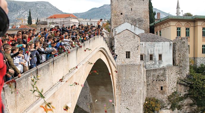Mostar&#039;da karanfilli anma töreni