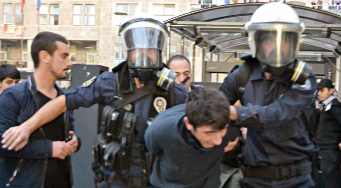 Dekanlığı işgal edenlerin hiçbiri öğrenci değilmiş Dekanlığı işgal edenlerin hiçbiri öğrenci değilmiş