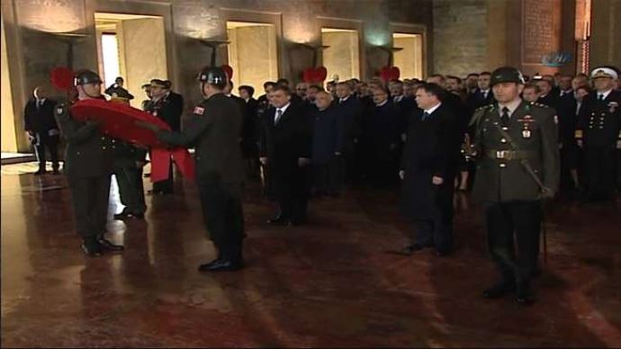 Devletin zirvesi Ata&#039;yı andı
