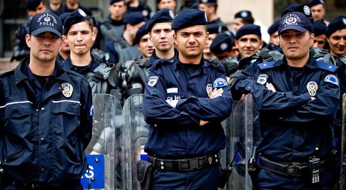 Polisler özlük haklarını istiyor