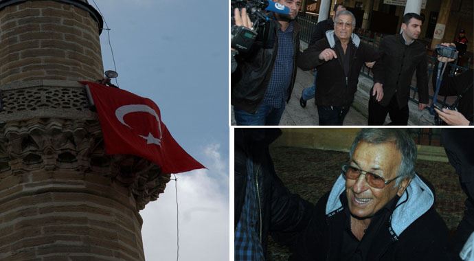 Emekli astsubay minareye çıktı, hükümeti protesto etti Emekli astsubay minareye çıktı, hükümeti protesto etti