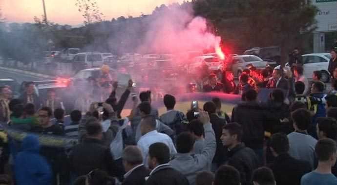 Fenerbahçe yola çıktı, taraftar çıldırdı Fenerbahçe yola çıktı, taraftar çıldırdı