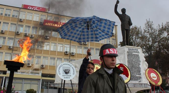 Askerler ıslanmasın diye çocuklar şemsiye tuttu Askerler ıslanmasın diye çocuklar şemsiye tuttu