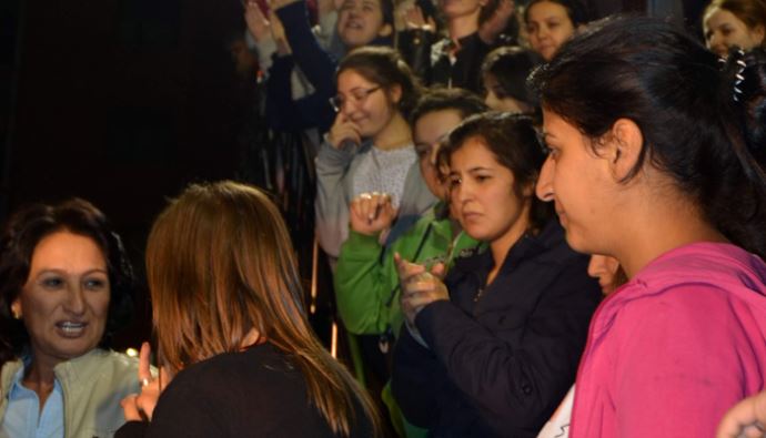Zonguldak'taki kız yurdunda 'sıcak su' eylemi Zonguldak'taki kız yurdunda 'sıcak su' eylemi