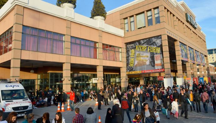 Kitap fuarı son gününde ziyaretçi akınına uğradı