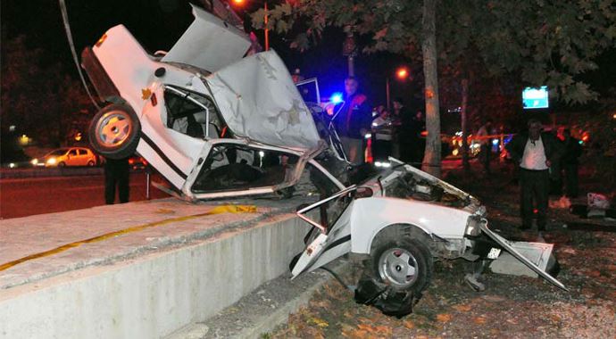 Adapazarı'nda feci kaza, otomobil ikiye bölündü Adapazarı'nda feci kaza, otomobil ikiye bölündü