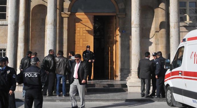 Konya Valiliği'nde pompalı tüfek alarmı Konya Valiliği'nde pompalı tüfek alarmı
