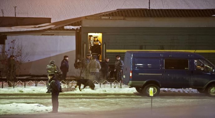 Greenpeace eylemcileri St. Petersburg'a taşınıyor Greenpeace eylemcileri St. Petersburg'a taşınıyor