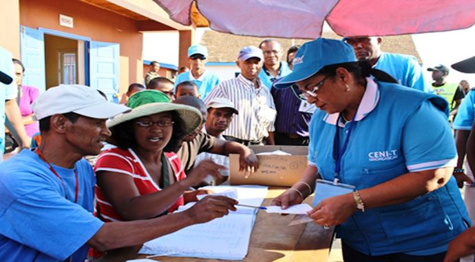 Madagaskar'da Cumhurbaşkanlığı seçiminin ilk turu tamamlandı Madagaskar'da Cumhurbaşkanlığı seçiminin ilk turu tamamlandı