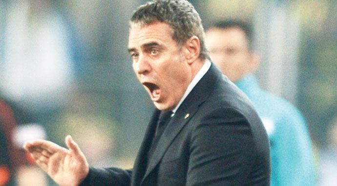 Ersun Yanal&#039;dan oyunculara derbi hediyesi