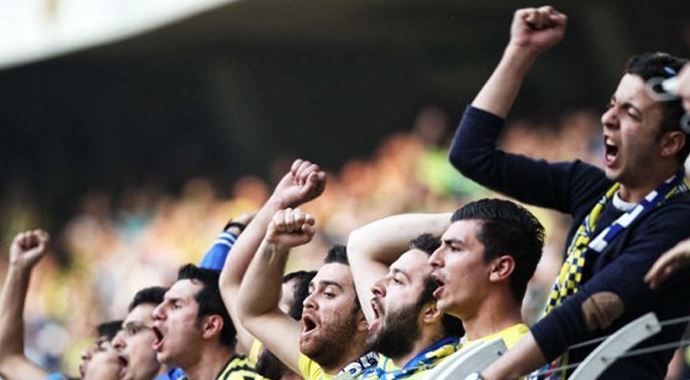 Fenerbahçe taraftarlarından Fatih Terim tezahüratı Fenerbahçe taraftarlarından Fatih Terim tezahüratı