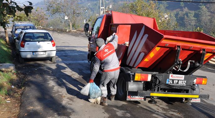 Zamansız çıkarılan çöplere çöp taksi ile müdahale Zamansız çıkarılan çöplere çöp taksi ile müdahale