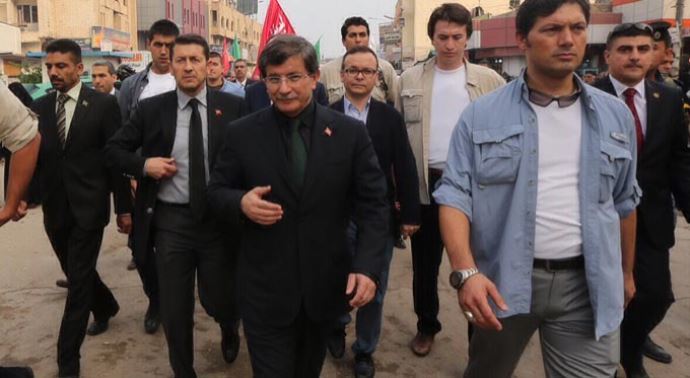 Ahmet Davutoğlu Kerbela&#039;daki 500 Türk isçiyi ziyaret etti