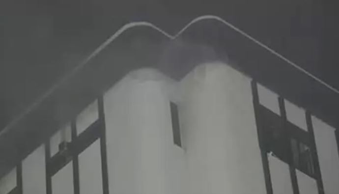 Balıkesir belediye binasında yangın paniği Balıkesir belediye binasında yangın paniği