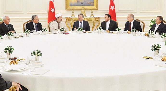 Devletin zirvesi 'oruç açma' yemeğinde