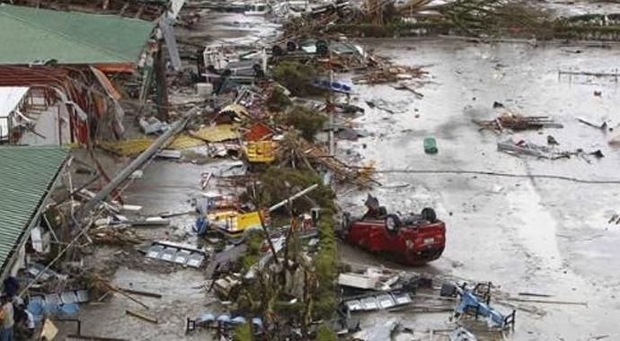 Filipin&#039;lerde mahkumlar tayfunu fırsat bildi