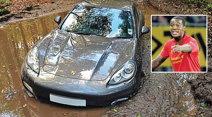 Porsche'uyla bataklığa saplandı Porsche'uyla bataklığa saplandı