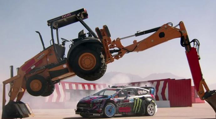 Ünlü ralliciden nefes kesen otomobil şovu Ünlü ralliciden nefes kesen otomobil şovu