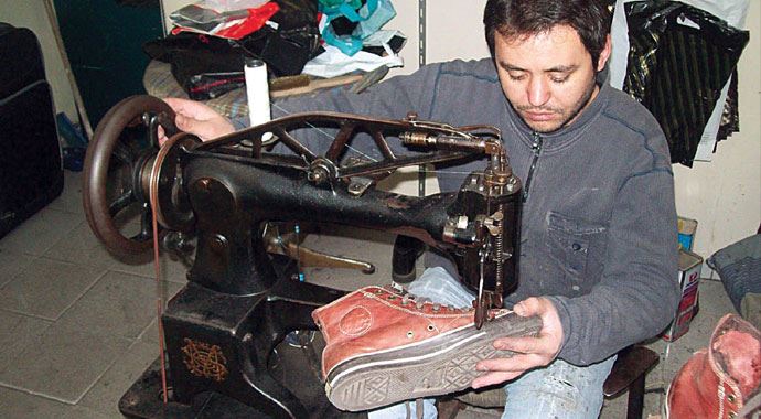 Ayakkabı tamircisi sayısı hızla azalıyor Ayakkabı tamircisi sayısı hızla azalıyor
