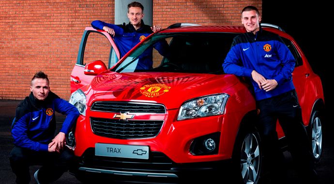 Futbolcuların imzaladığı Chevrolet, 17.157 euro'ya satıldı